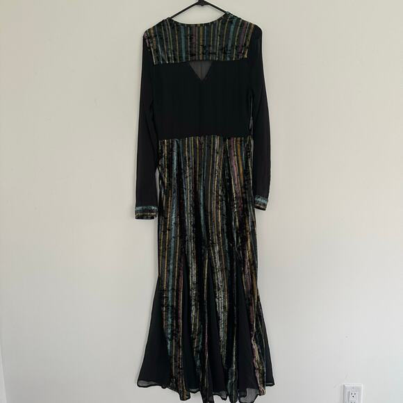 Romeo + Juliet
Crushed Velvet Dress with Sheer Back and Incredible Detail - Picture 3 of 15